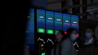 На 0,36 тенге снизился курс доллара на торгах 11 апреля