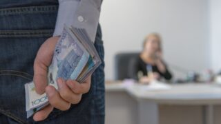 Сотрудники в Казахстане получат дополнительную защиту благодаря сообщениям о коррупции