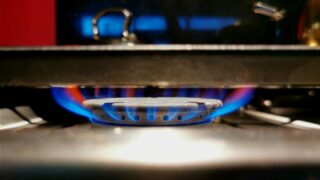 Стоимость газа в Европе продолжает снижаться: фьючерсы опустились до $360