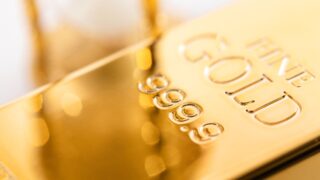 Стоимость золота немного падает на фоне переговоров о госдолге США