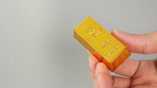 Стоимость золота падает перед заседанием ФРС США и банковскими новостями