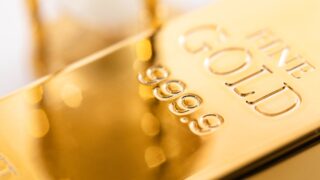 Цена на золото возобновляет свой рост после пятничного падения