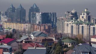 Проезд по нескольким улицам Алматы будет закрыт с 10 мая по 30 августа на время реконструкции теплосетей, заявил аким