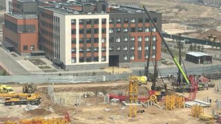 В Астане на участке ЖК «Capital Park» стрела башенного крана упала на автокран — госпитализирован машинист