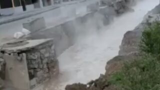 В Экибастузе объяснили поток воды повреждением на реконструируемом участке