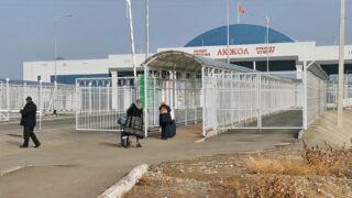 В КНБ прокомментировали причину скопления транспорта на границе Казахстана с Узбекистаном и Кыргызстаном