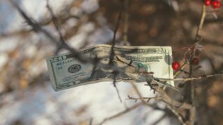 В ожидании решений по госдолгу США доллар к мировым валютам падает