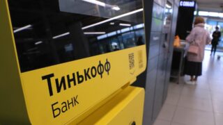 «Тинькофф Банк» ввел комиссию 1% за внесение наличных в долларах и евро