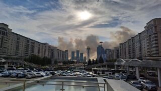 Алихан Смаилов приказал принять дополнительные меры для тушения пожара рядом с Астаной