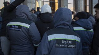 Бастовавшие нефтяники «БерАли» согласились устроиться в «Мөлдір Мұнай Сервис»