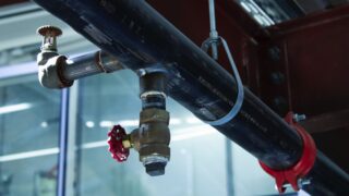 Биржевые цены на газ в Европе опустились ниже отметки в 330 долларов за тысячу кубометров