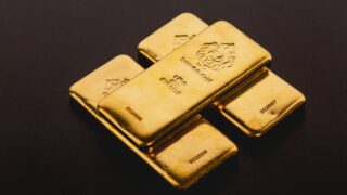 Цена золота снижается на более чем один процент после заседания ФРС США