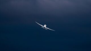 Цены на авиабилеты из России за рубеж начинают приходить в норму