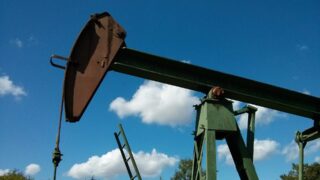 Цены на нефть немного поднимаются, но остаются ниже $75 за баррель