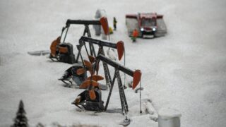 Цены на нефть поднимаются в связи с ослаблением доллара
