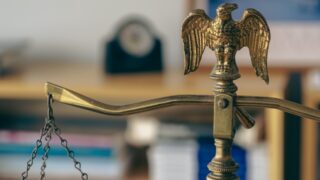 Цены на золото стабилизировались после краткосрочного падения