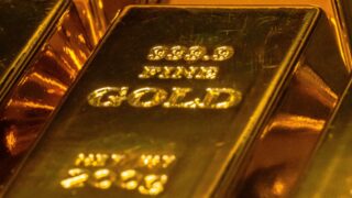 Дешевеет золото в ожидании новостей из США