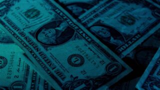 Доллар дешевеет перед выходом статданных по экономике США