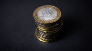 Доллар и юань подешевели по отношению к рублю