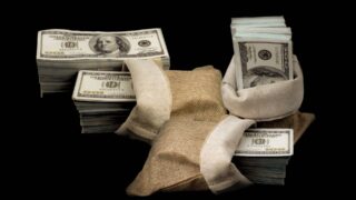 Доллар на KASE к 11:00 продавался выше отметки 448 тенге