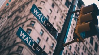 Европейские фондовые индексы растут после достижения минимума за два месяца