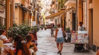 Итальянцы вынуждены тратить сбережения из-за высокой инфляции: отчет Antitrust