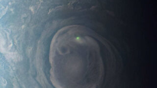 Juno передал на Землю фотографию молнии на Юпитере