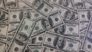 Курсы доллара и евро резко выросли в казахстанских обменниках