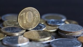 Курс доллара и евро на Мосбирже выросли выше отметок в 82 и 88 руб. соответственно