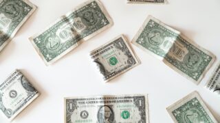 Курс доллара к иене снижается после публикации статистики о деловой активности в США