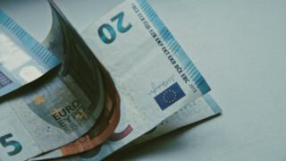 Курс евро незначительно повышается по отношению к доллару после опубликования статистических данных в Германии