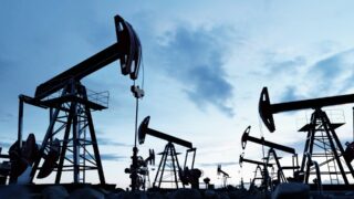 Мировые цены на нефть немного снижаются во вторник утром