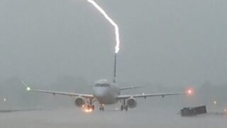 Молния ударила в самолет с пассажирами во время шторма в аэропорту Арканзаса