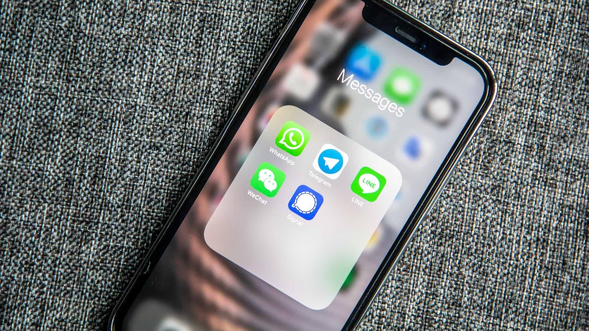 Можно ли подать заявление на увольнение или отпуск через WhatsApp или  другой мессенджер?