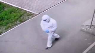 Мужчина в белом комбинезоне и игрушечным пистолетом ограбил МФО в Уральске