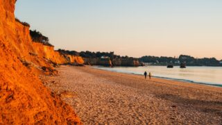 Названа опасность пляжного песка для здоровья человека