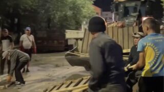 Один человек пострадал при падении крыши дома на автомобили в Балхаше