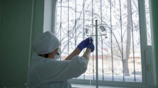 Парень умер в Актау после падения футбольных ворот