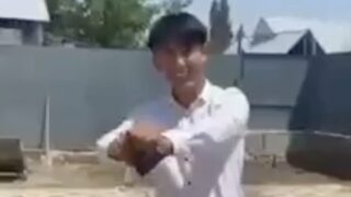 Рвут и пинают: в Интернете школьники «издеваются» на аттестатом