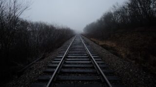 Поезд с опасными веществами упал в реку из-за обрушения моста в США