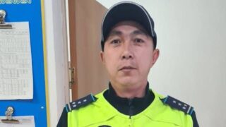 Полицейский спас детей от опасного фонтана с электрическим током в Аксу