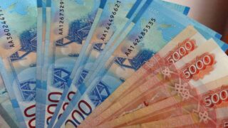 Рост реальных зарплат в России ускорился до 10,4% весной