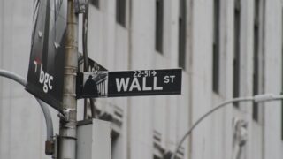 Снижаются преимущественно фьючерсы Уолл-стрит