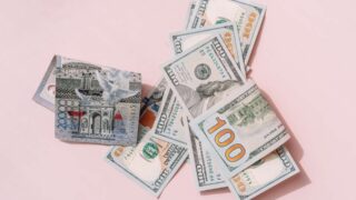 Стал известен официальный курс доллара к тенге на 19 сентября 2025 года