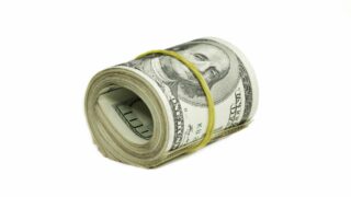 Средневзвешенный курс доллара на KASE в 17:00 составил 450,12 тенге