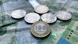 Средневзвешенный курс доллара на KASE в 17:00 составил 450,43 тенге