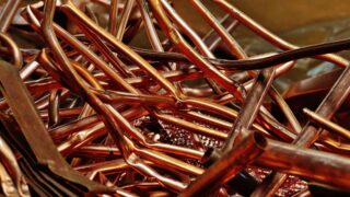 Стабилизация цен на медь: доллар и ситуация в Чили влияют на рынок