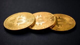 Стоимость биткоина впервые с апреля в моменте достигала 30 тысяч долларов