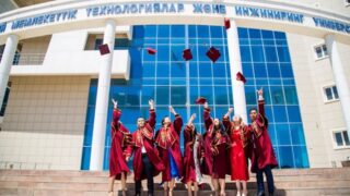 Студенты в Актау в Yessenov University пожаловались на выданные дипломы без «корочки»