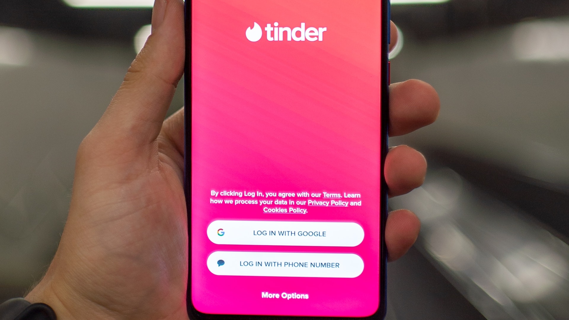 Tinder прекратил работу в России: приложение исчезло из Google Play и App  Store